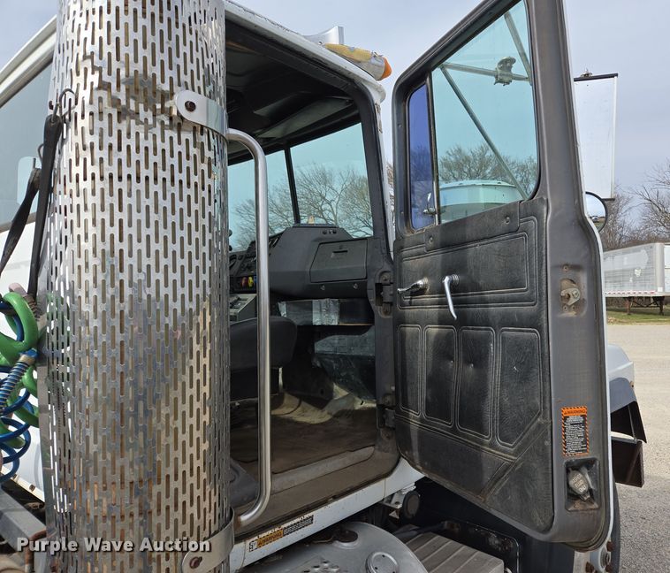 image for item ED2500 1997 Mack RD688S semi truck