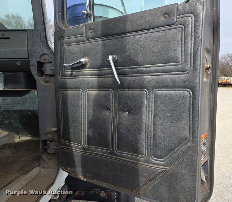 image for item ED2500 1997 Mack RD688S semi truck