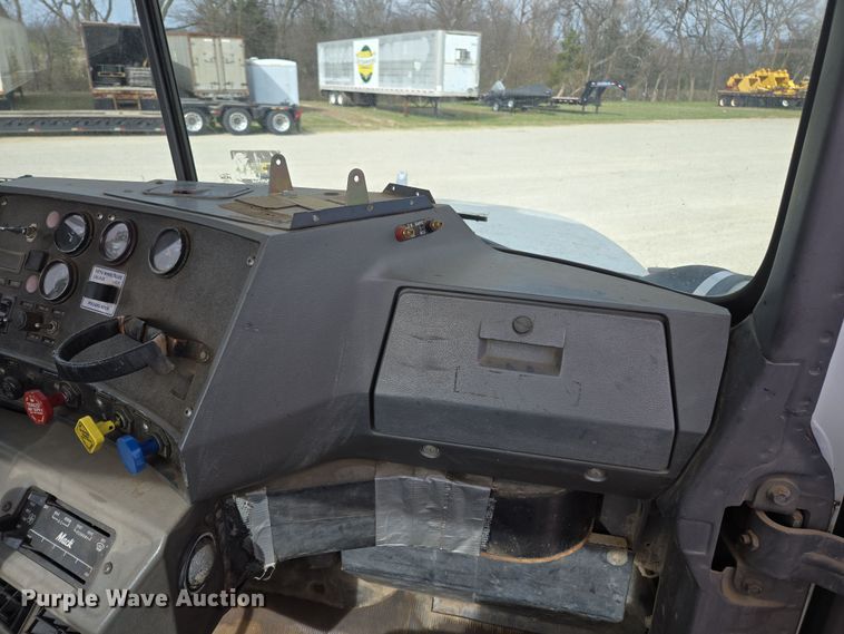 image for item ED2500 1997 Mack RD688S semi truck