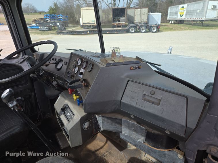 image for item ED2500 1997 Mack RD688S semi truck