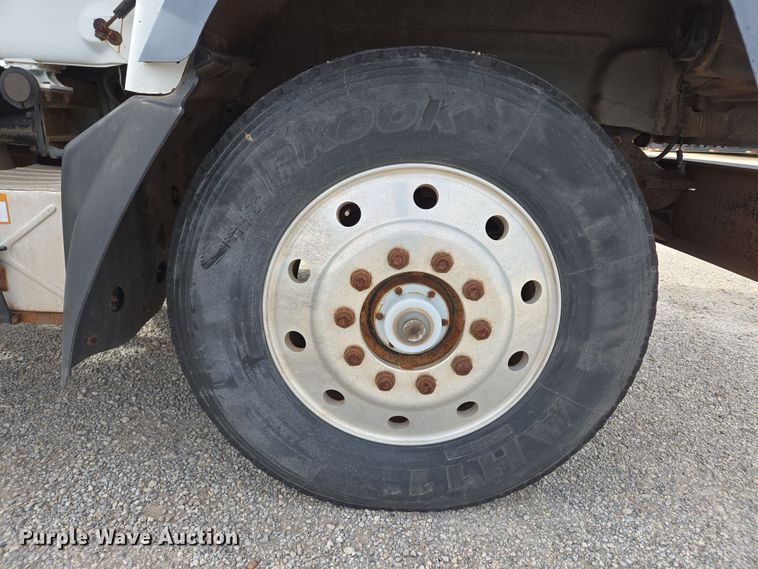 image for item ED2500 1997 Mack RD688S semi truck