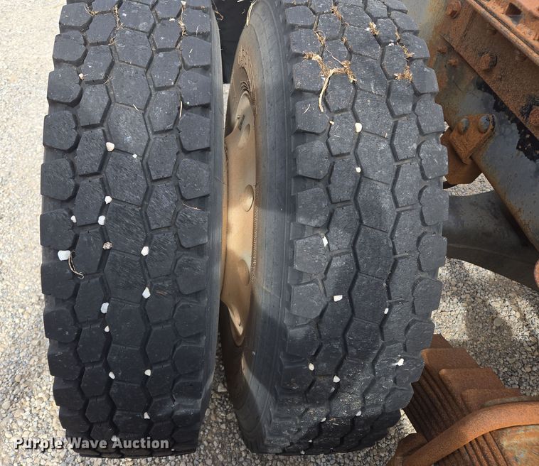 image for item ED2500 1997 Mack RD688S semi truck