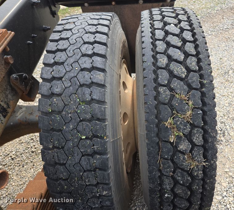 image for item ED2500 1997 Mack RD688S semi truck