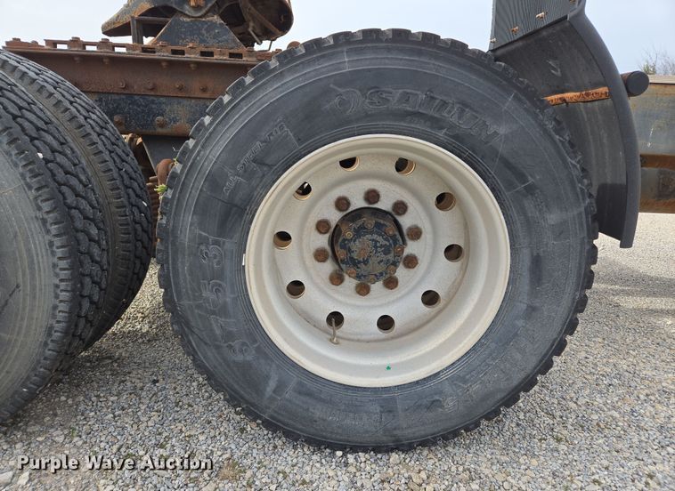 image for item ED2500 1997 Mack RD688S semi truck