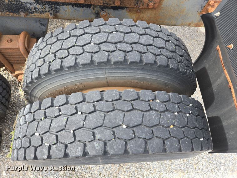 image for item ED2500 1997 Mack RD688S semi truck