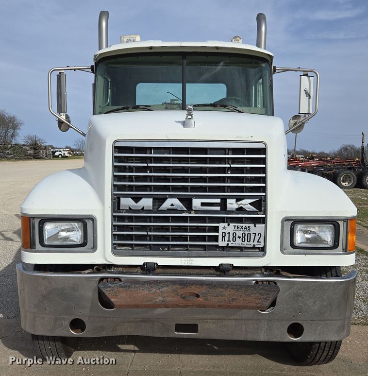 image for item ED2502 2005 Mack CHN613 semi truck