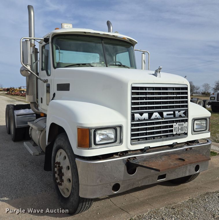 image for item ED2502 2005 Mack CHN613 semi truck