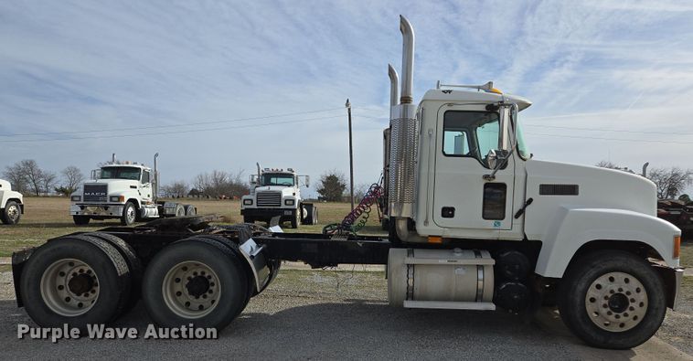 image for item ED2502 2005 Mack CHN613 semi truck
