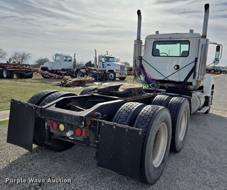 image for item ED2502 2005 Mack CHN613 semi truck