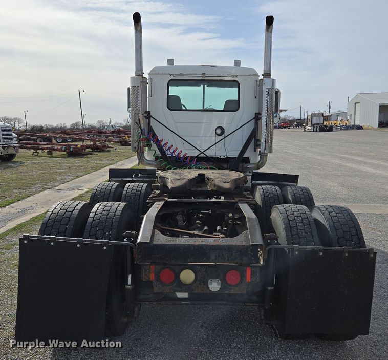 image for item ED2502 2005 Mack CHN613 semi truck