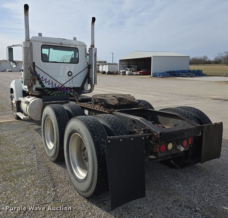 image for item ED2502 2005 Mack CHN613 semi truck