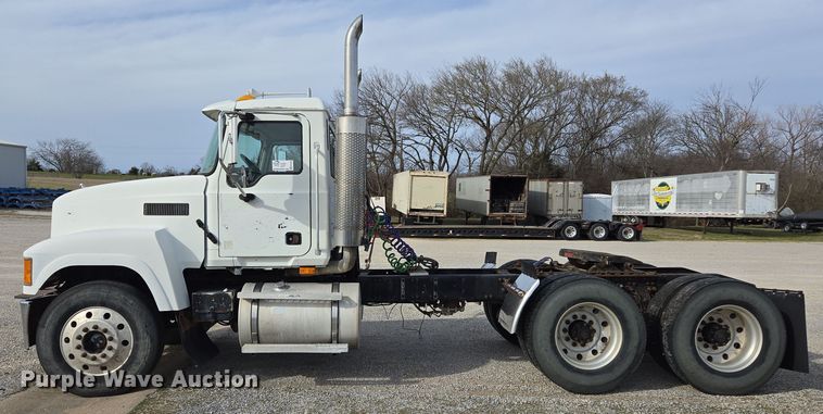 image for item ED2502 2005 Mack CHN613 semi truck
