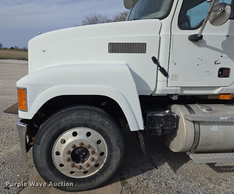 image for item ED2502 2005 Mack CHN613 semi truck