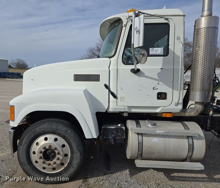 image for item ED2502 2005 Mack CHN613 semi truck