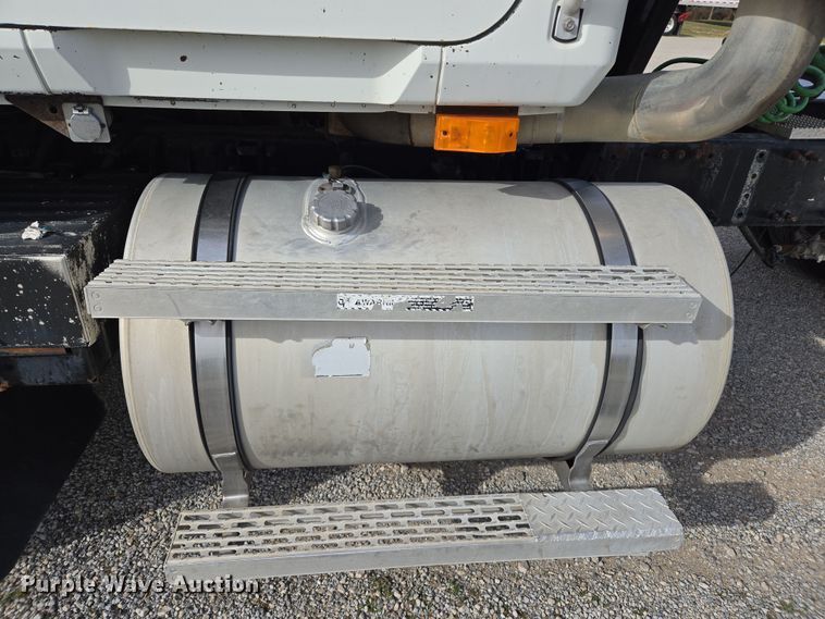 image for item ED2502 2005 Mack CHN613 semi truck