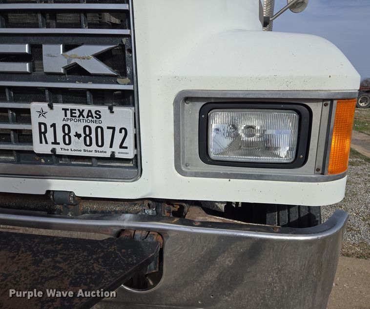 image for item ED2502 2005 Mack CHN613 semi truck