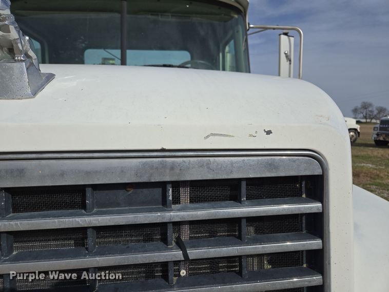 image for item ED2502 2005 Mack CHN613 semi truck