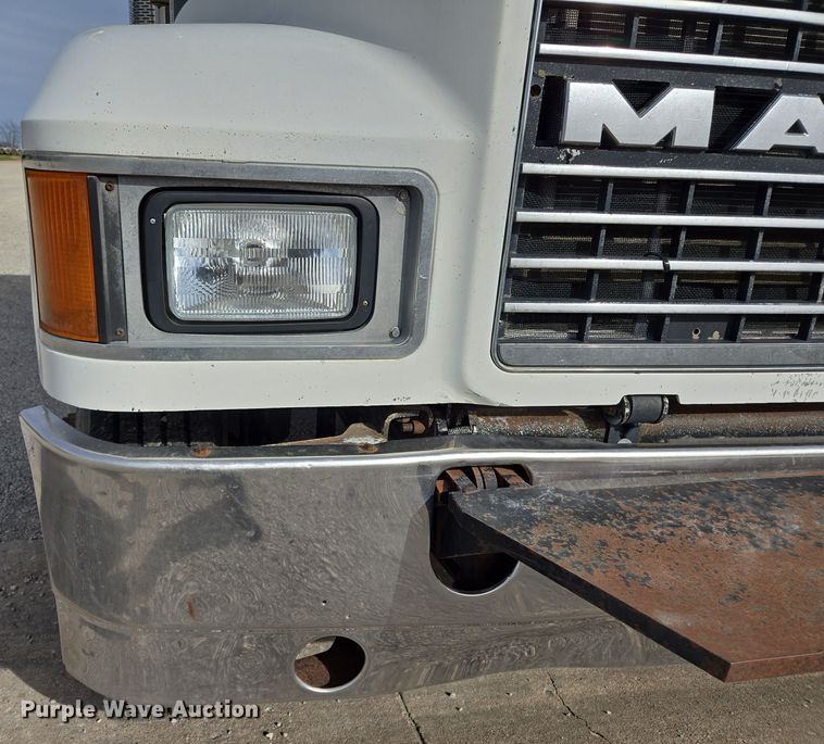 image for item ED2502 2005 Mack CHN613 semi truck