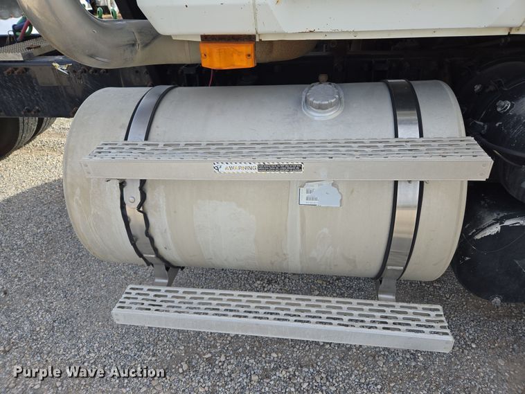 image for item ED2502 2005 Mack CHN613 semi truck