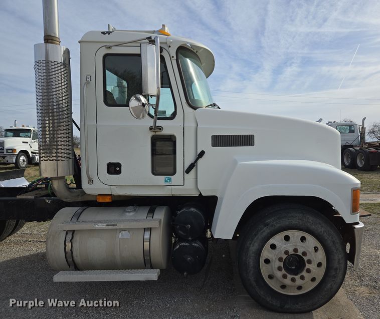 image for item ED2502 2005 Mack CHN613 semi truck
