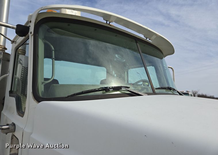 image for item ED2502 2005 Mack CHN613 semi truck