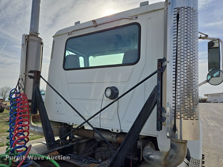 image for item ED2502 2005 Mack CHN613 semi truck