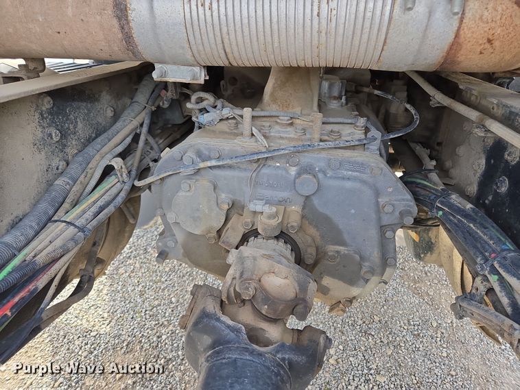 image for item ED2502 2005 Mack CHN613 semi truck