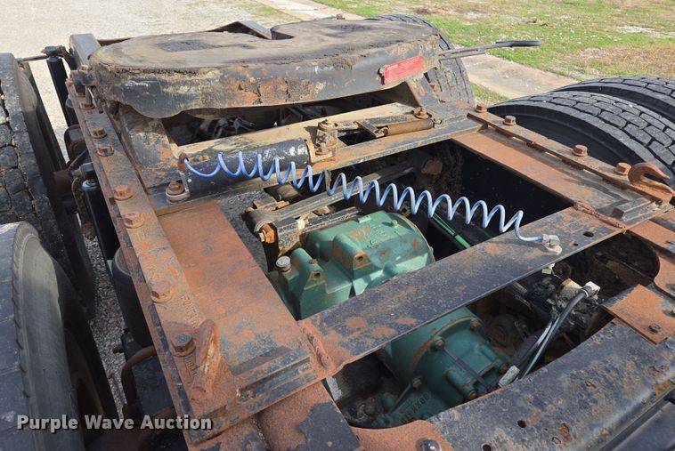 image for item ED2502 2005 Mack CHN613 semi truck