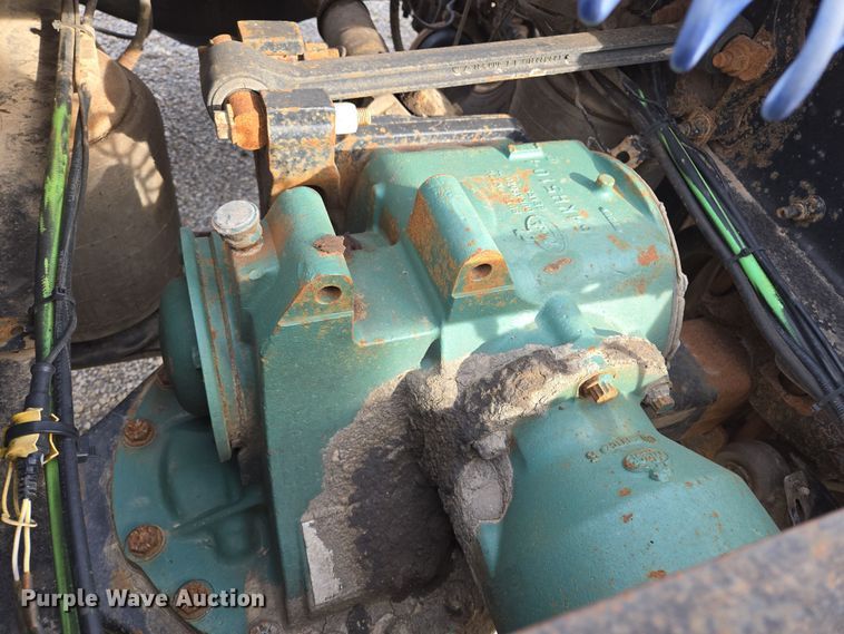 image for item ED2502 2005 Mack CHN613 semi truck