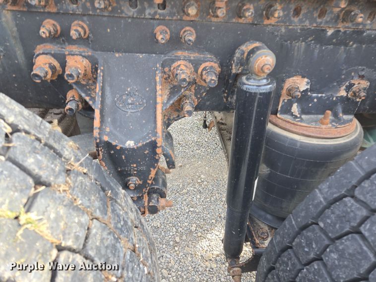 image for item ED2502 2005 Mack CHN613 semi truck