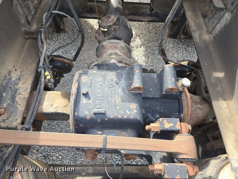 image for item ED2502 2005 Mack CHN613 semi truck