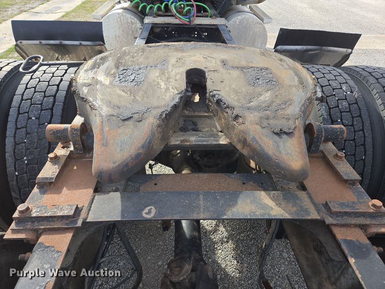 image for item ED2502 2005 Mack CHN613 semi truck