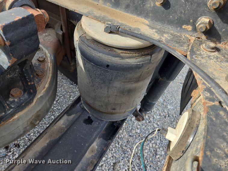 image for item ED2502 2005 Mack CHN613 semi truck