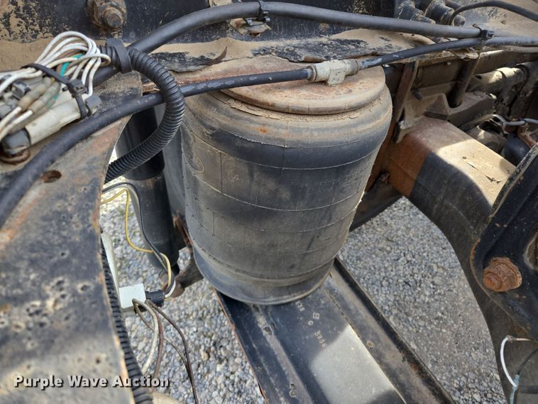 image for item ED2502 2005 Mack CHN613 semi truck