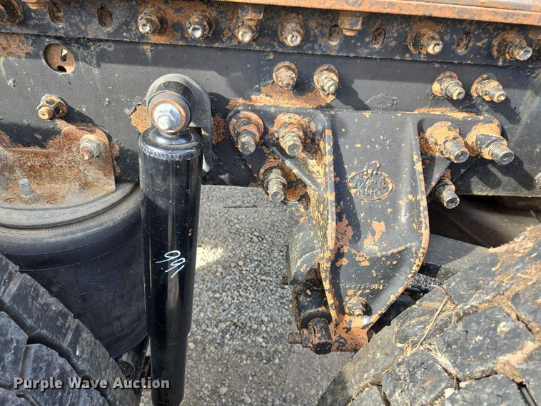 image for item ED2502 2005 Mack CHN613 semi truck