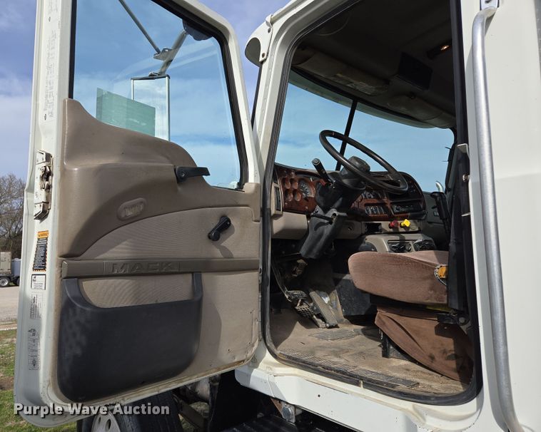 image for item ED2502 2005 Mack CHN613 semi truck