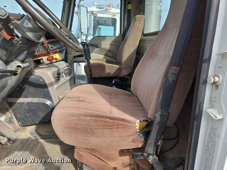 image for item ED2502 2005 Mack CHN613 semi truck