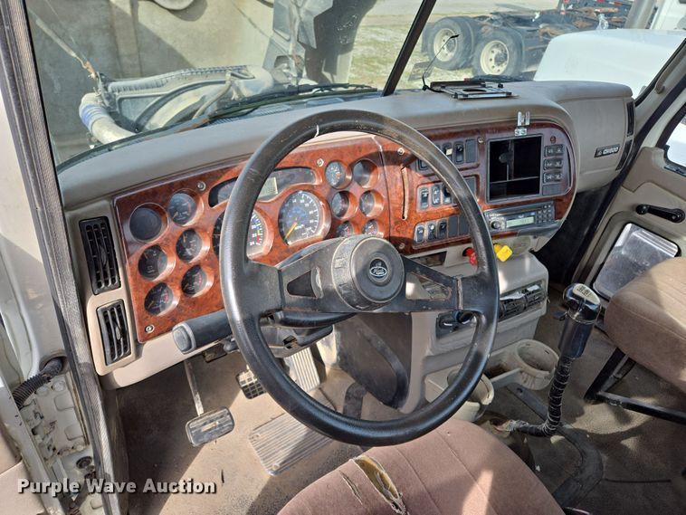 image for item ED2502 2005 Mack CHN613 semi truck