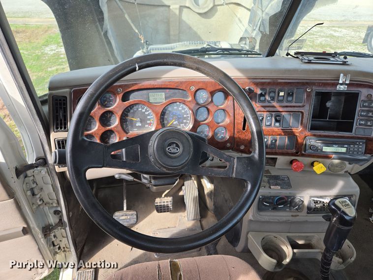 image for item ED2502 2005 Mack CHN613 semi truck