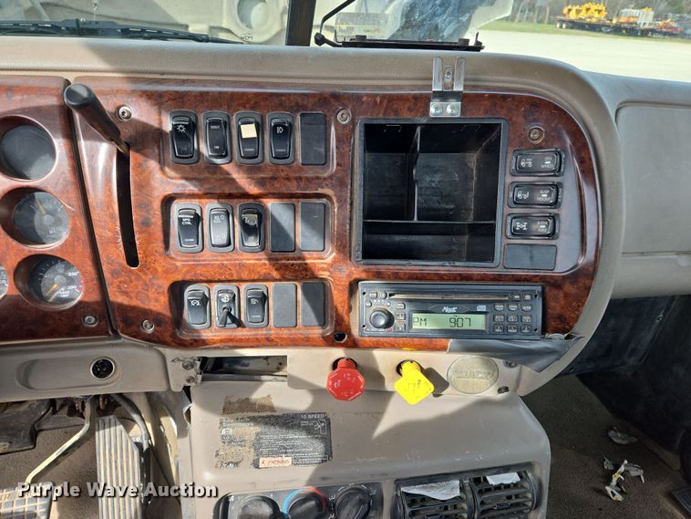 image for item ED2502 2005 Mack CHN613 semi truck