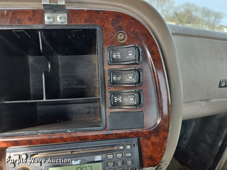 image for item ED2502 2005 Mack CHN613 semi truck