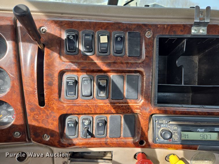 image for item ED2502 2005 Mack CHN613 semi truck