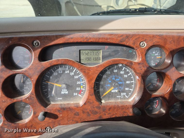 image for item ED2502 2005 Mack CHN613 semi truck