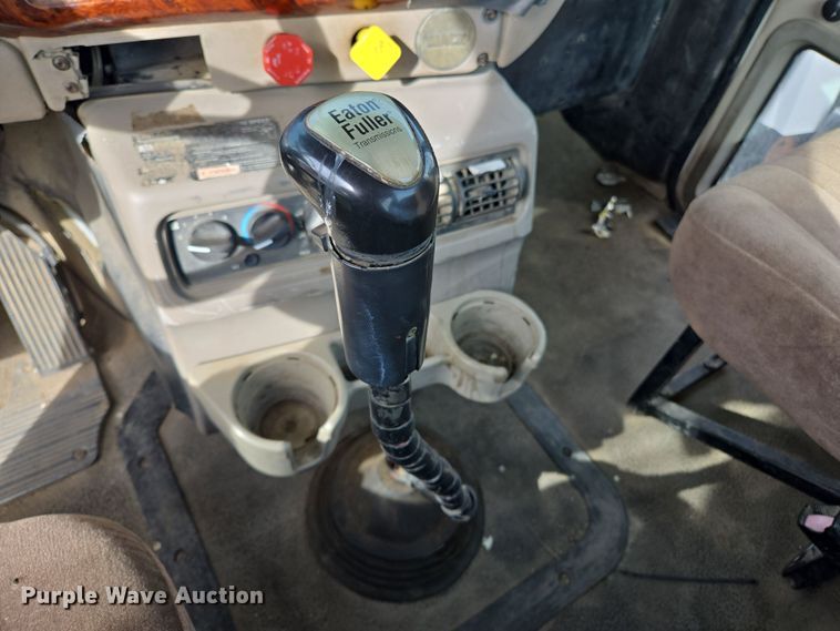 image for item ED2502 2005 Mack CHN613 semi truck