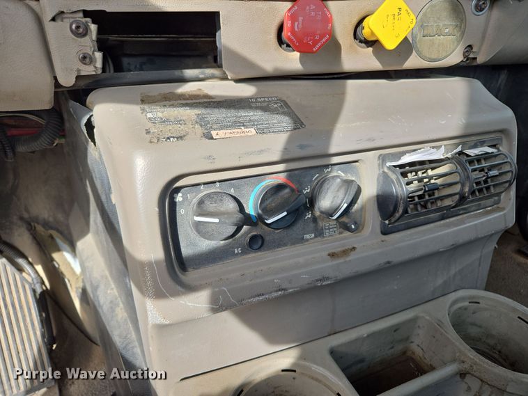 image for item ED2502 2005 Mack CHN613 semi truck