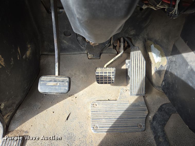 image for item ED2502 2005 Mack CHN613 semi truck