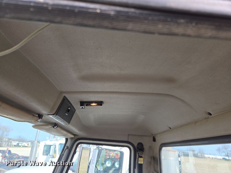 image for item ED2502 2005 Mack CHN613 semi truck