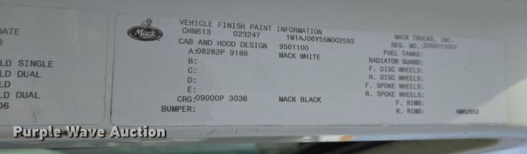 image for item ED2502 2005 Mack CHN613 semi truck