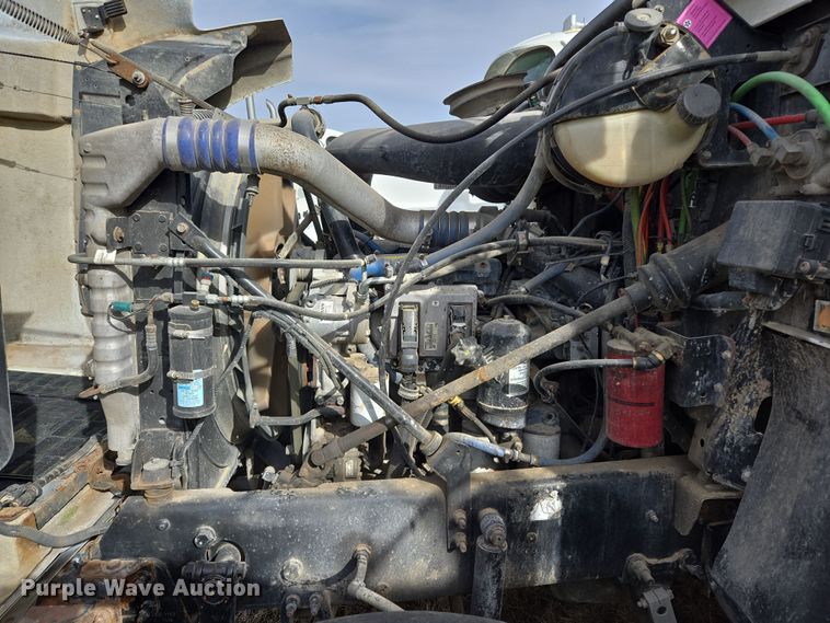 image for item ED2502 2005 Mack CHN613 semi truck