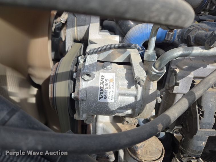 image for item ED2502 2005 Mack CHN613 semi truck